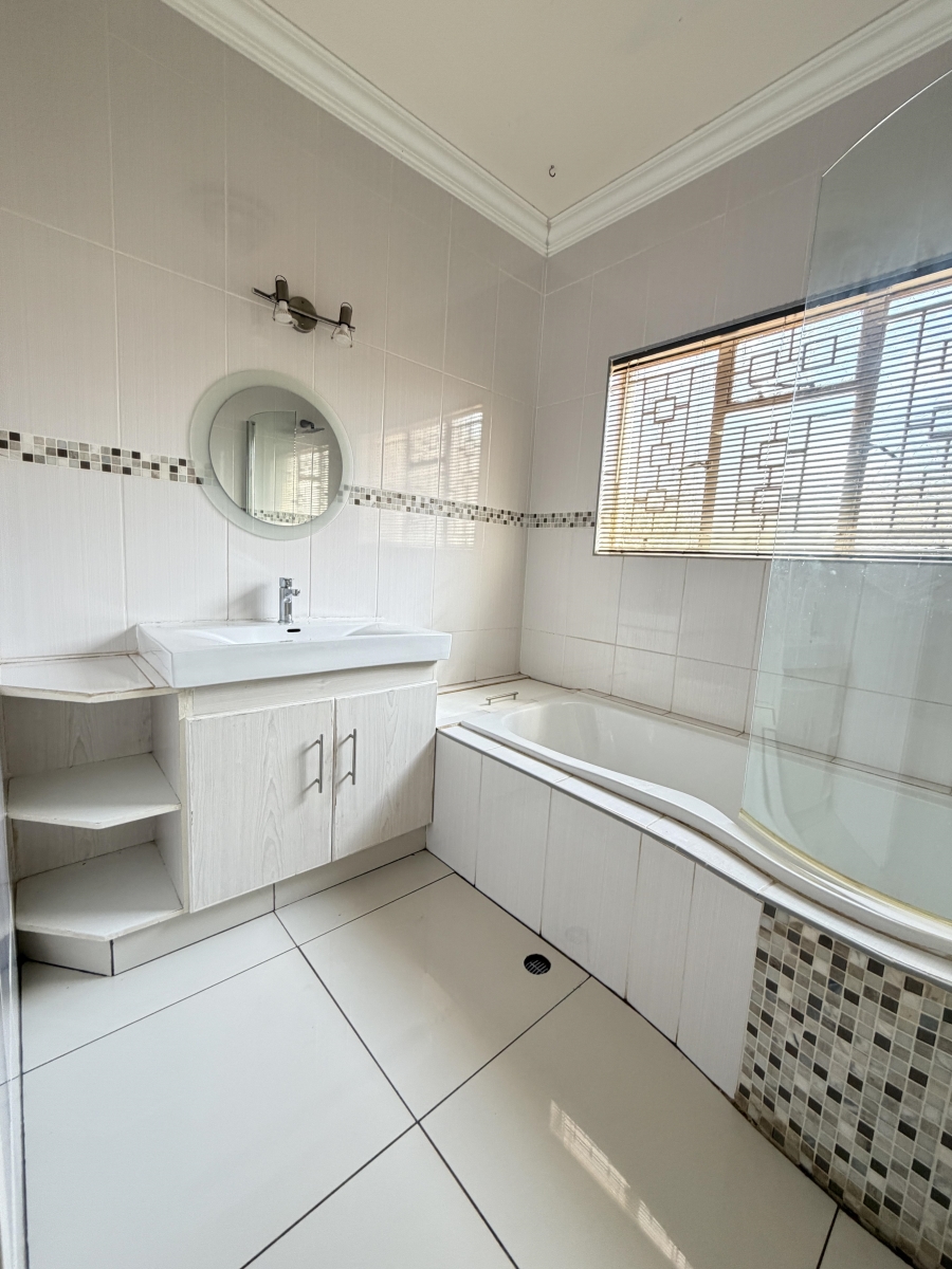 4 Bedroom Property for Sale in Mohadin North West